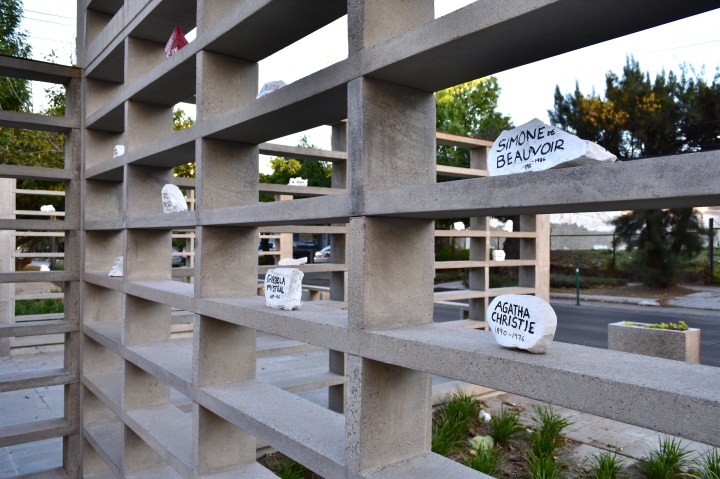 Intervención artística a escultura de Jorge Méndez&nbsp;Blake