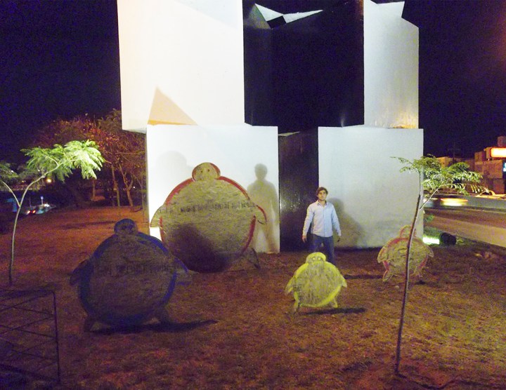 Instalación Cerdos Urbanos, imagen cortesía de Rodrigo González Castellanos Instalación Cerdos Urbanos, imagen cortesía de Rodrigo González Castellanos