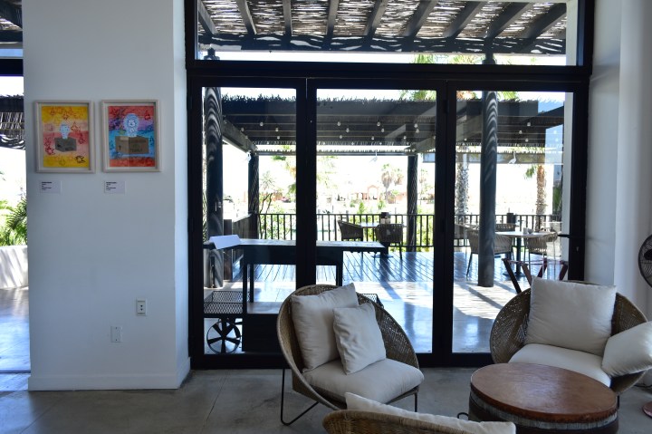 Sala de estar con cuadros de Eduardo Sarabia, imagen por Alejandra Munguía