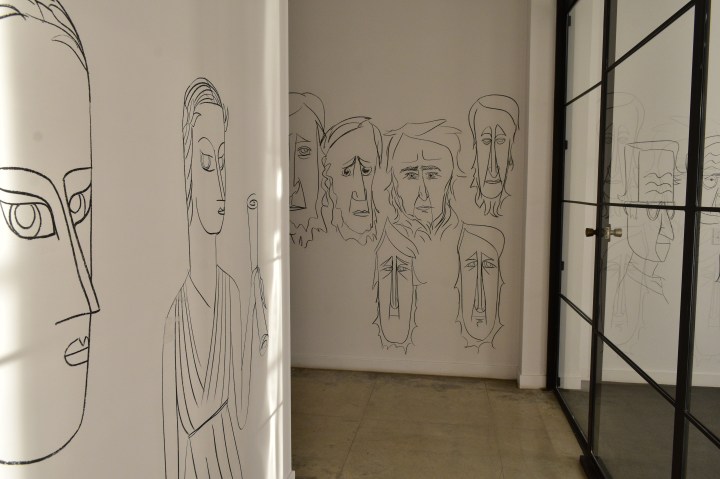 Interior de cuarto intervenido por Pedro Reyes